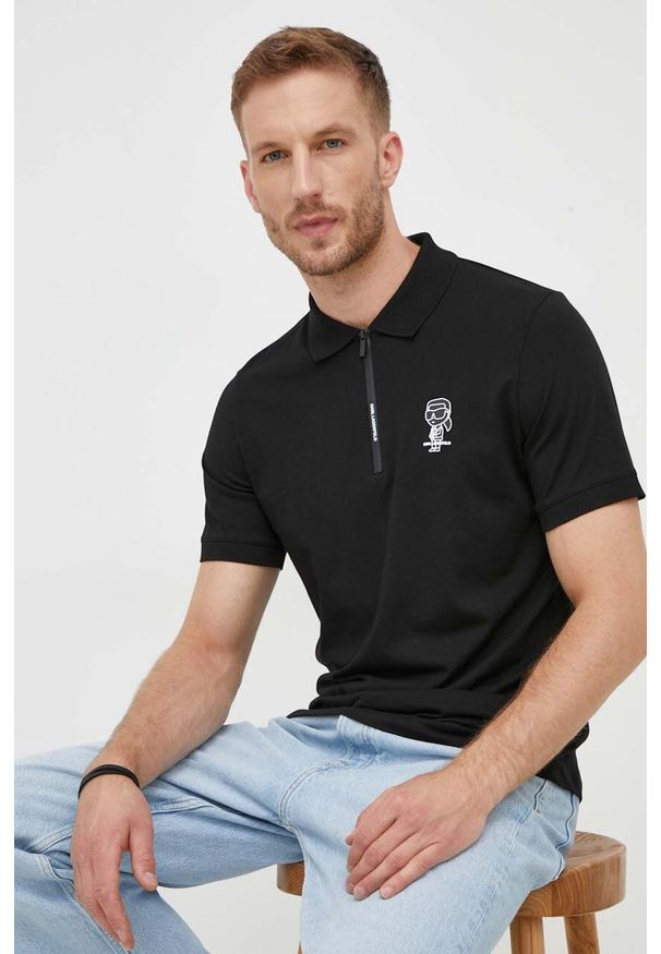 Karl Lagerfeld polo bawełniane kolor czarny z nadrukiem. Typ kołnierza: polo. Kolor: czarny. Materiał: bawełna. Długość: krótkie. Wzór: nadruk