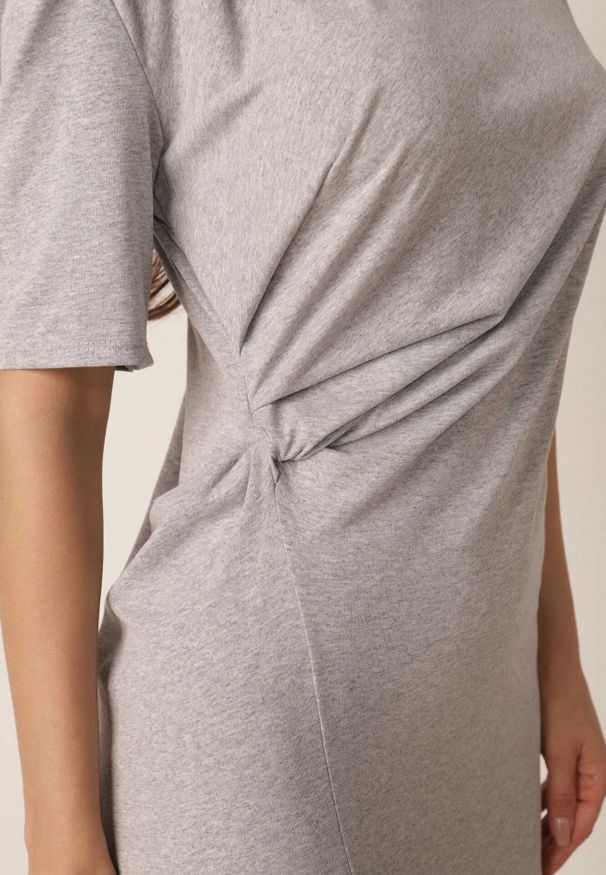Born2be - Szara Bawełniana Sukienka T-shirtowa z Marszczeniem Podkreślającym Talię Timiore. Okazja: na co dzień. Kolor: szary. Materiał: bawełna. Wzór: gładki. Sezon: lato. Typ sukienki: proste. Styl: casual