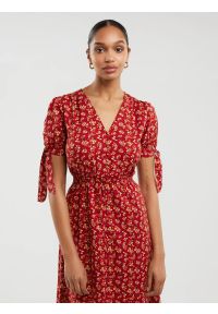 Big-Star - Sukienka damska midi z wiskozy z motywem kwiatowym czerwona Paregi 603. Okazja: na co dzień, na spacer. Typ kołnierza: dekolt w kształcie V. Kolor: czerwony. Wzór: kwiaty. Materiał: wiskoza. Długość rękawa: krótki rękaw. Sezon: wiosna. Styl: casual, elegancki. Długość: midi #3