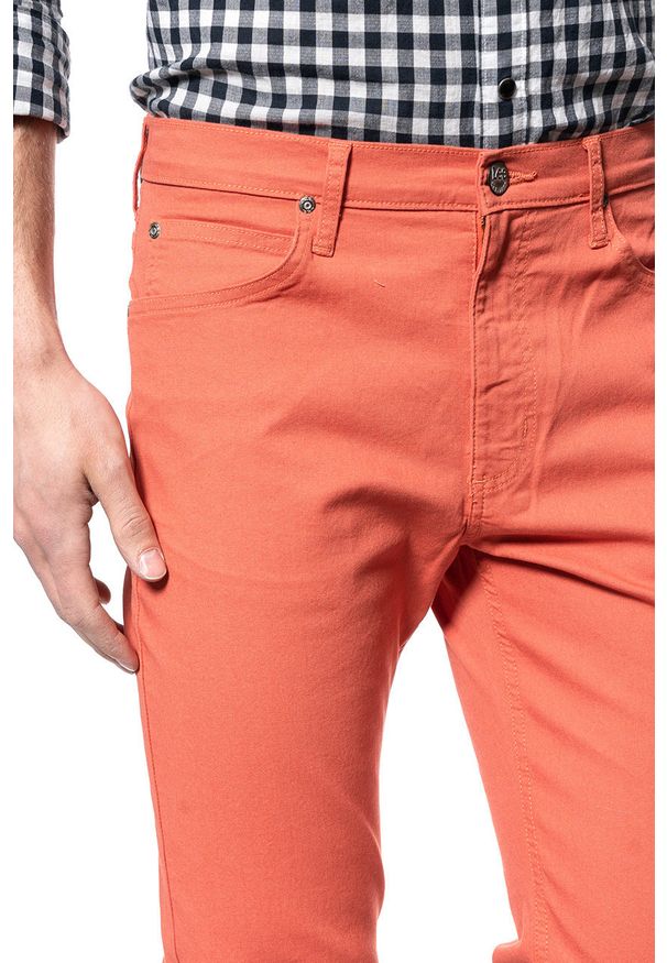 Lee - LEE RIDER MĘSKIE SPODNIE MATERIAŁOWE PAPRIKA L701LB22 112117566. Materiał: materiał