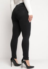 Born2be - Czarne Jeansy Skinny o Modelu Push Up z Regularną Talią Vistanza. Kolekcja: plus size. Kolor: czarny #2