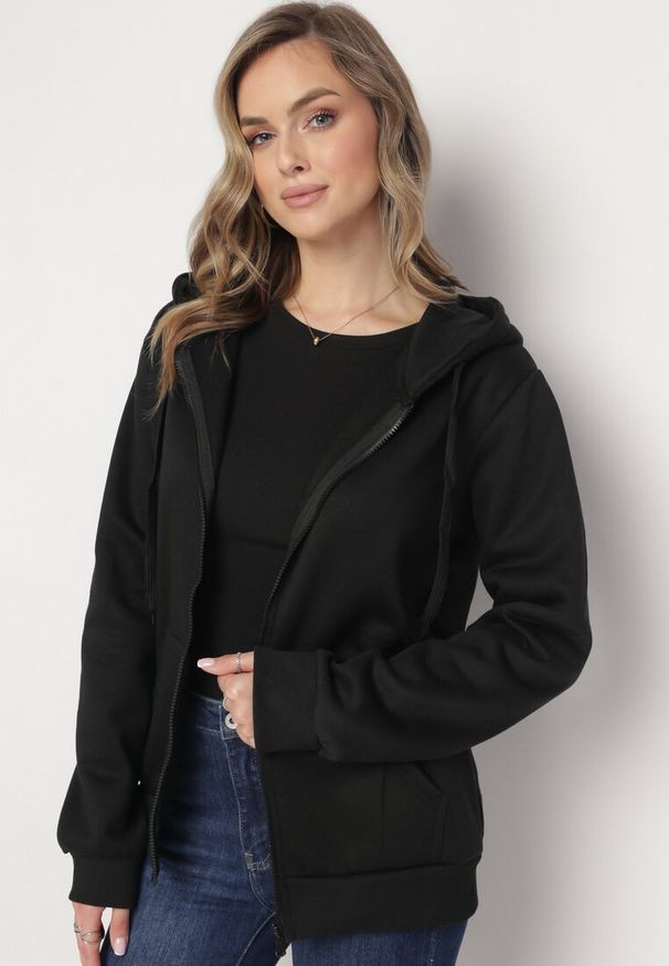 Born2be - Czarna Bluza z Kapturem Zapinana na Suwak Bran. Okazja: na co dzień, na spacer. Typ kołnierza: kaptur. Kolor: czarny. Materiał: polar, jeans, materiał. Długość rękawa: długi rękaw. Długość: długie. Styl: casual, elegancki
