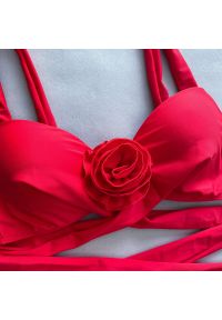 Intica - Strój kąpielowy z pareo i różami 3D na plażę Damhnait. Kolor: czerwony. Materiał: materiał. Wzór: aplikacja #2