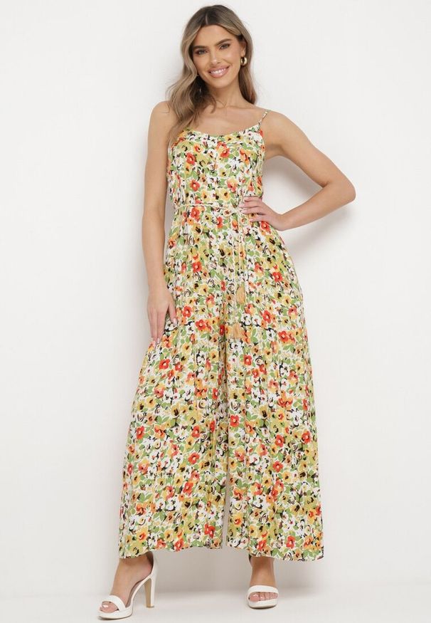 Born2be - Zielony Kombinezon w Kwiatowy Wzór z Szerokimi Nogawkami i Sznurkiem w Talii Celiana. Kolor: zielony. Materiał: wiskoza. Długość rękawa: na ramiączkach. Wzór: kwiaty. Sezon: lato. Styl: boho