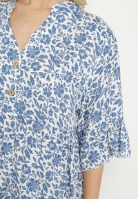 Born2be - Biało-Niebieska Bawełniana Sukienka w Kwiaty o Rozkloszowanym Kroju Jenaleira. Okazja: na co dzień. Typ kołnierza: dekolt w serek. Kolor: biały. Materiał: bawełna. Długość rękawa: krótki rękaw. Wzór: kwiaty. Styl: casual, klasyczny #3