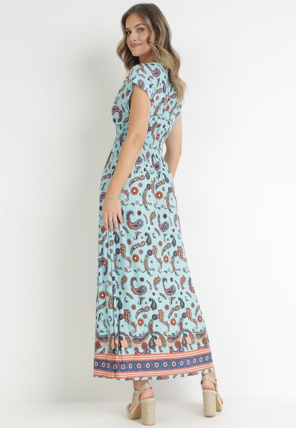 Born2be - Jasnoniebieska Kopertowa Sukienka Maxi z Gumką w Pasie we Wzór Paisley Anitte. Kolor: niebieski. Wzór: paisley. Sezon: wiosna, lato. Typ sukienki: kopertowe. Długość: maxi