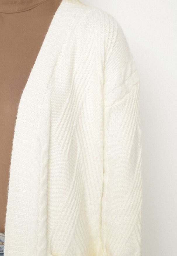 Born2be - Jasnobeżowy Niezapinany Kardigan z Wełną z Warkoczowym Splotem i Wiązanym Paskiem Darrive. Okazja: na co dzień, na spotkanie biznesowe, do pracy. Kolor: beżowy. Materiał: wełna. Długość rękawa: długi rękaw. Długość: długie. Wzór: ze splotem. Styl: casual, biznesowy, elegancki