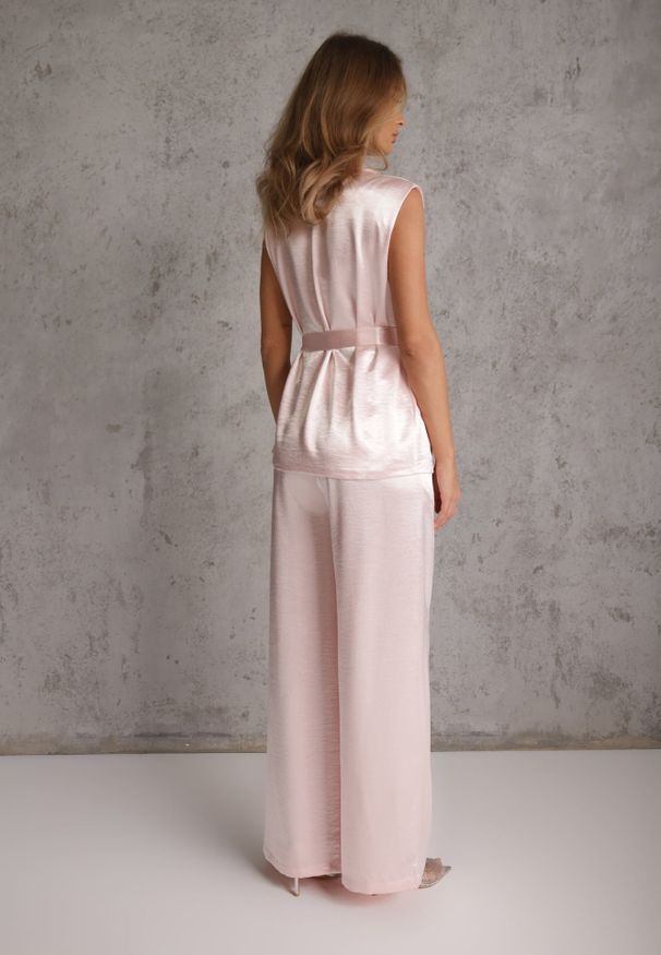 Renee - Różowy Wiskozowy Komplet Elegancki z Satynowego Materiału Bluzka w Stylu Kimono i Szerokie Spodnie Adraxera. Kolor: różowy. Materiał: wiskoza, materiał, satyna