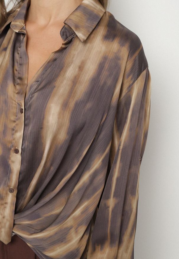 Born2be - Brązowa Koszula z Drapowaniem u Dołu i Podpinanymi Rękawami Estiria. Okazja: na co dzień, na spotkanie biznesowe. Typ kołnierza: kołnierzyk klasyczny. Kolor: brązowy. Materiał: jeans. Długość rękawa: długi rękaw. Długość: długie. Styl: casual, biznesowy, elegancki, klasyczny