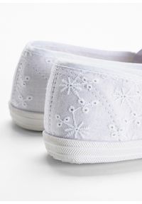 bonprix - Buty wsuwane z ażurowanym haftem. Zapięcie: bez zapięcia. Kolor: biały. Wzór: haft #2