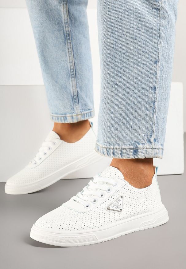 Renee - Białe Tenisówki z Cholewką z Perforacją i Ozdobną Aplikacją Emmio. Okazja: na co dzień. Kolor: biały. Materiał: jeans. Szerokość cholewki: normalna. Wzór: aplikacja. Styl: elegancki, casual