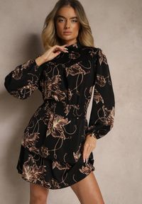 Renee - Czarna Sukienka Rozkloszowana z Gumką w Talii Abstrakcyjnym Wzorem i Falbankami Zinraelle. Typ kołnierza: kołnierz z falbankami. Kolor: czarny. Materiał: skóra