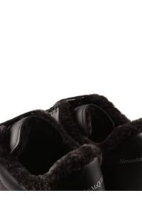 Alexander McQueen - ALEXANDER MCQUEEN - Czarne sneakersy z kożuchem. Kolor: czarny. Materiał: guma, wełna