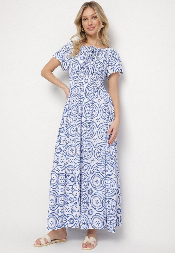 Born2be - Niebiesko-Biała Rozkloszowana Sukienka z Bawełną i Abstrakcyjnym Wzorem Ldivoria. Okazja: na spacer, na imprezę. Kolor: niebieski. Materiał: bawełna. Styl: elegancki