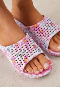 Born2be - Fuksjowe Klapki Basenowe w Kwiatowy Wzór z Perforacją Pertumal. Okazja: na co dzień, na spacer. Kolor: różowy. Materiał: dzianina, jeans, dresówka. Wzór: kwiaty. Sezon: lato. Styl: wakacyjny, casual, elegancki #2