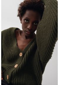 Marsala - Sweter z guzikami/kardigan w kolorze CIEMNOZIELONYM - MONACO DARK GREEN. Kolor: zielony. Materiał: jeans, wełna, akryl. Styl: elegancki