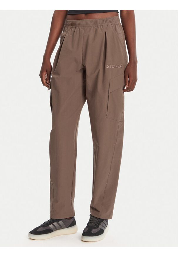 Adidas - adidas Spodnie outdoor Terrex Xploric JM9857 Brązowy Loose Fit. Kolor: brązowy. Materiał: syntetyk. Sport: outdoor