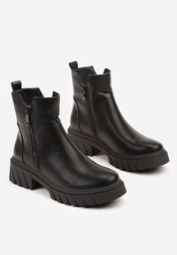 Born2be - Czarne Botki do Kostki na Tłoczonej Podeszwie Zdobione Suwakiem Vodvire. Okazja: na co dzień. Kolor: czarny. Materiał: jeans. Wzór: aplikacja. Styl: klasyczny, casual, elegancki