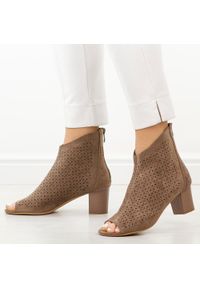 Brązowe sandały damskie na obcasie z zakrytą piętą M.Daszyński 1954-23. Okazja: na co dzień. Kolor: brązowy. Materiał: zamsz. Wzór: ażurowy. Sezon: wiosna, lato. Obcas: na obcasie. Styl: casual, elegancki, klasyczny, wizytowy. Wysokość obcasa: średni #1