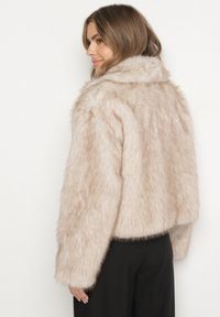 Born2be - Beżowa Krótka Kurtka Futerko z Kołnierzem Anantia. Okazja: na co dzień, na randkę, do pracy. Kolor: beżowy. Materiał: futro. Długość: krótkie. Styl: casual #2
