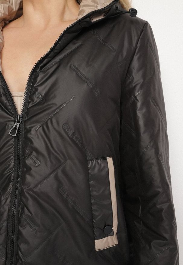 Born2be - Czarna Kurtka Pikowana z Odpinanym Kapturem i Ściągaczami po Bokach Nusarianis. Okazja: na spacer, na co dzień. Kolor: czarny. Materiał: jeans. Długość rękawa: długi rękaw. Długość: długie. Styl: casual, elegancki