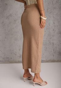 Renee - Ciemnobeżowa Teksturowana Spódnica Ołówkowa z Rozcięciem z Boku Piremilia. Okazja: na co dzień, na spacer. Kolor: beżowy. Materiał: tkanina. Styl: elegancki, casual #5