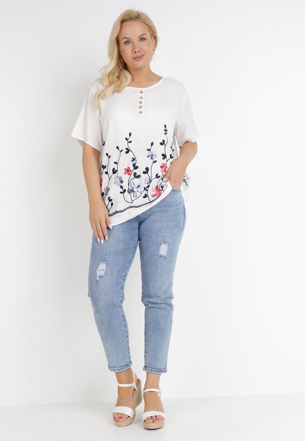 Born2be - Biała Bluzka Euphthise. Kolor: biały. Materiał: bawełna. Długość rękawa: krótki rękaw. Długość: krótkie. Wzór: ażurowy, haft, kolorowy, kwiaty. Sezon: lato