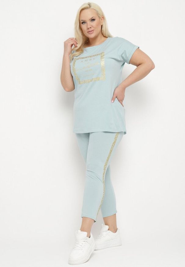 Born2be - Jasnoniebieski Bawełniany Komplet Dresowy Letni Koszulka z Nadrukiem i Spodnie 3/4 Nelene. Kolor: niebieski. Materiał: bawełna, dresówka. Wzór: nadruk