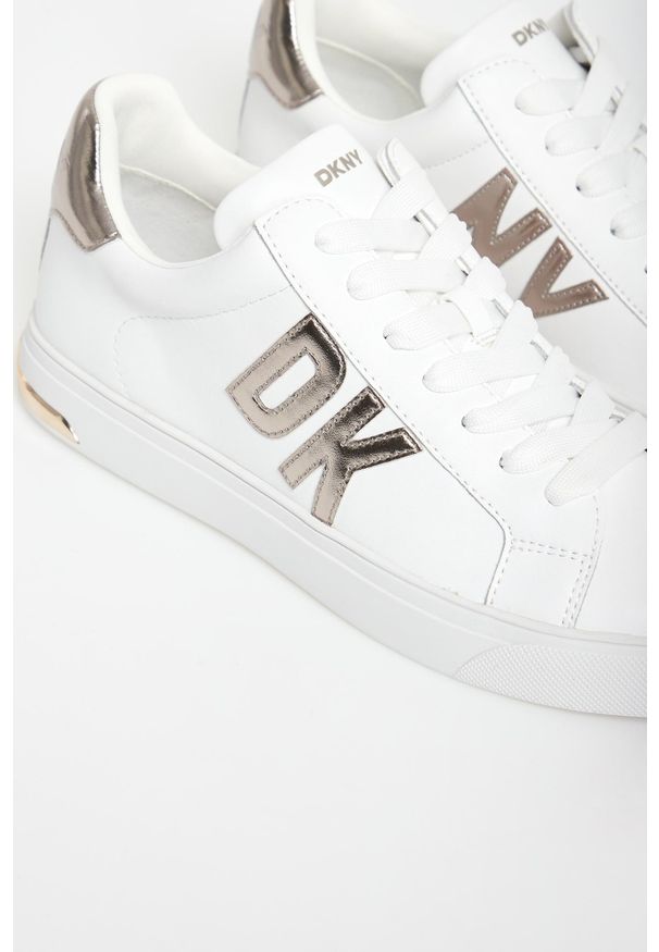 Sneakersy damskie skórzane DKNY. Materiał: skóra