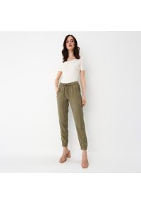 Mohito - Zielone spodnie joggery - Khaki. Kolor: brązowy