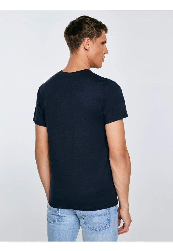 Big-Star - Koszulka męska z nadrukiem granatowa Tatisar 403. Kolor: niebieski. Materiał: bawełna, jeans. Długość: krótkie. Wzór: nadruk. Sezon: lato. Styl: klasyczny, sportowy