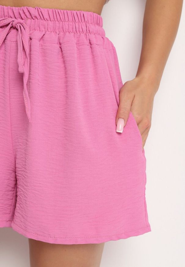 Born2be - Różowe Luźne Szorty z Wysokim Stanem i Gumką w Pasie Vimarias. Okazja: na co dzień, do pracy. Stan: podwyższony. Kolor: różowy. Długość: krótkie. Styl: casual, elegancki