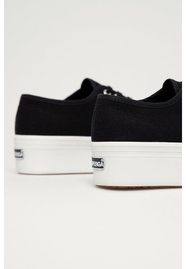 Superga Tenisówki damskie kolor czarny. Nosek buta: okrągły. Zapięcie: sznurówki. Kolor: czarny. Materiał: guma. Obcas: na platformie