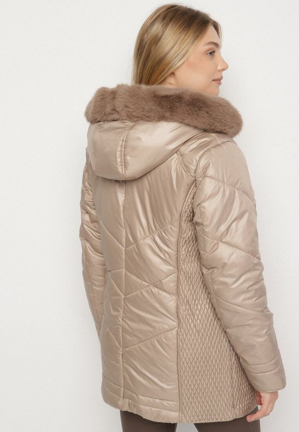 Born2be - Beżowa Kurtka z Pikowanymi Przeszyciami i Kapturem z Futerkiem Vevea. Okazja: na spacer, na spotkanie biznesowe, do pracy, na co dzień. Kolekcja: plus size. Kolor: brązowy, beżowy. Materiał: futro. Styl: elegancki, biznesowy, casual