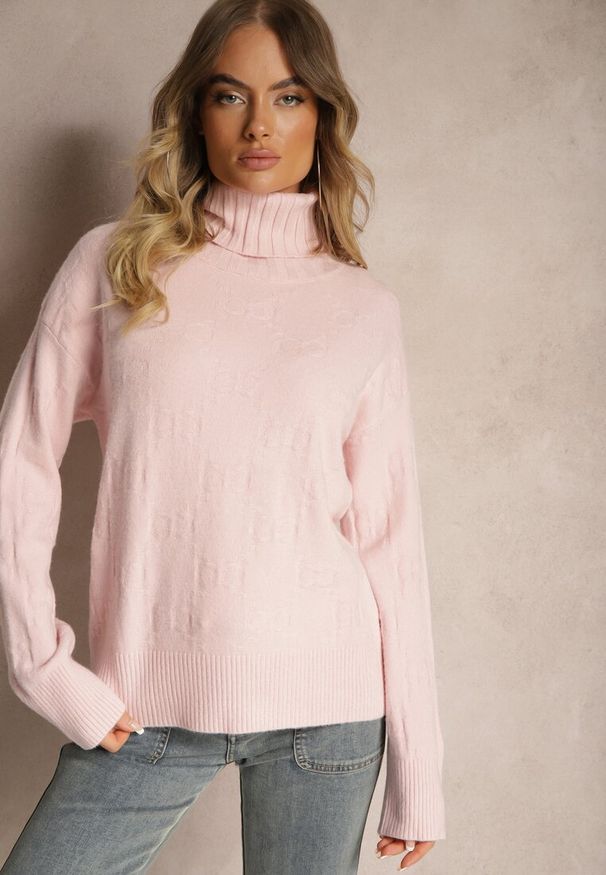 Renee - Różowy Golf o Klasycznym Kroju Savelle. Okazja: na co dzień. Typ kołnierza: golf. Kolor: różowy. Materiał: jeans. Długość rękawa: długi rękaw. Długość: długie. Styl: klasyczny