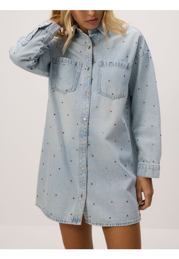 Reserved - Jeansowa sukienka z aplikacjami - niebieski. Kolor: niebieski. Materiał: jeans. Wzór: aplikacja