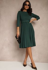 Renee - Ciemnozielona Plisowana Sukienka o Rozkloszowanym Kroju z Paskiem z Klamrą Annathiel. Kolor: zielony. Typ sukienki: rozkloszowane. Styl: elegancki #5