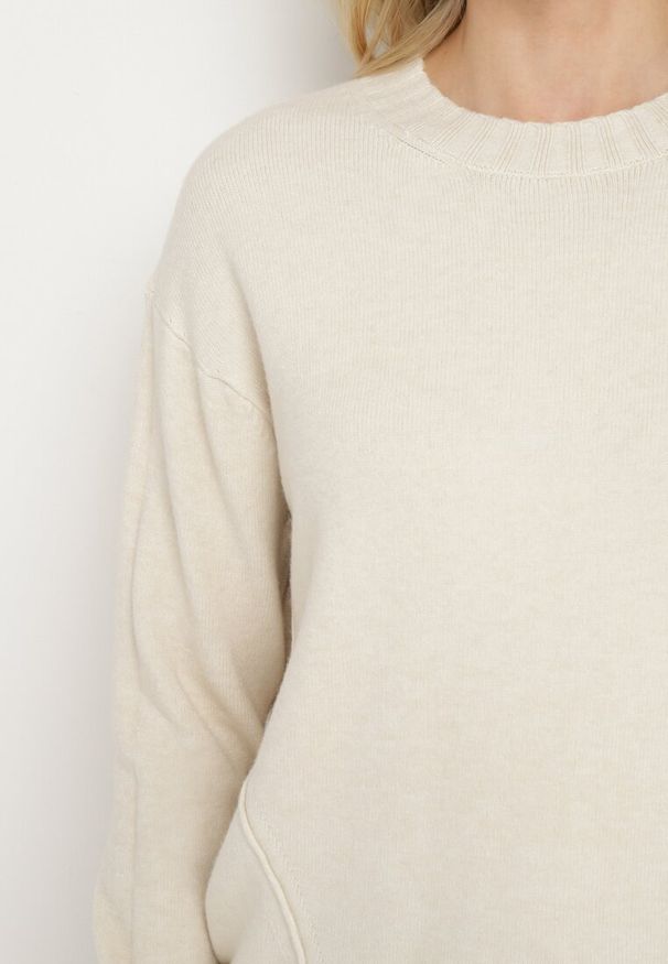 Born2be - Jasnobeżowy Sweter z Modalem i Wiskozą Ozdobiony Ściągaczami Heliti. Okazja: na co dzień. Typ kołnierza: dekolt w kształcie V. Kolor: beżowy. Materiał: wiskoza. Wzór: aplikacja. Styl: wizytowy, klasyczny, elegancki, casual