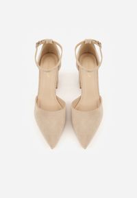 Born2be - Ciemnobeżowe Czółenka z Imitacji Zamszu na Słupku z Noskiem w Szpic Violetto. Okazja: na co dzień, na spotkanie biznesowe, do pracy. Zapięcie: pasek. Kolor: beżowy. Materiał: zamsz. Obcas: na słupku. Styl: casual, biznesowy, elegancki, klasyczny. Wysokość obcasa: średni #4