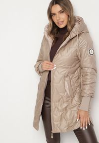 Born2be - Ciemnobeżowa Pikowana Kurtka z Kapturem i Wsuwanymi Kieszeniami Emmivre. Typ kołnierza: kaptur. Kolor: beżowy. Materiał: jeans. Styl: klasyczny, sportowy #4
