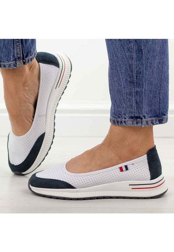 Białe nv ażurowane skórzane baleriny damskie T.Sokolski w26-608. Okazja: na co dzień. Nosek buta: okrągły. Kolor: biały. Materiał: skóra. Szerokość cholewki: normalna. Wzór: ażurowy, aplikacja. Sezon: wiosna, jesień, lato. Styl: casual, klasyczny, sportowy