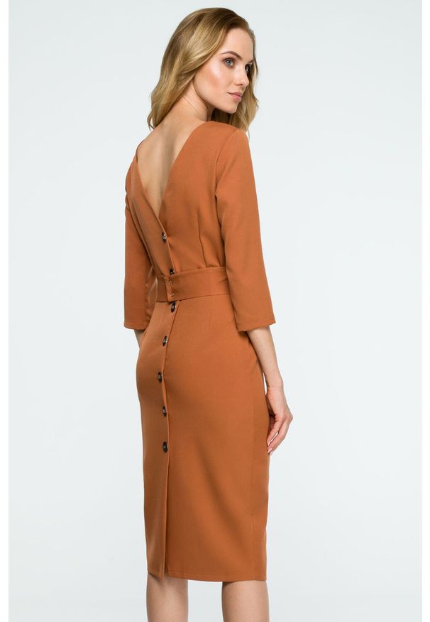 Sukienki.shop - Elegancka sukienka ołówkowa midi z dekoltem V na plecach brązowa. Okazja: na spotkanie biznesowe, do pracy. Kolor: czarny, brązowy. Typ sukienki: ołówkowe. Styl: elegancki. Długość: midi