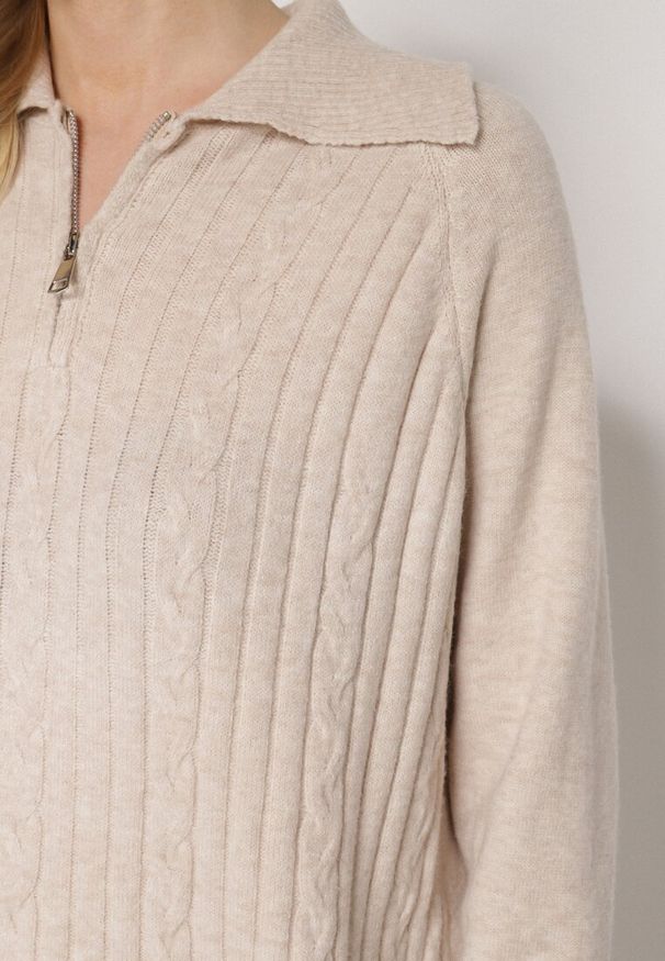 Born2be - Jasnobeżowa Sweterkowa Sukienka Pudełkowa z Bawełną i Wełną Ozdobiona Suwakiem Reimia. Okazja: na co dzień. Kolor: beżowy. Materiał: wełna, bawełna. Wzór: aplikacja. Styl: casual, klasyczny