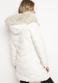 Born2be - Jasnobeżowa Kurtka Pikowana z Odpinanym Futerkiem i Kapturem Taivin. Okazja: na co dzień. Typ kołnierza: golf. Kolor: beżowy. Materiał: futro. Styl: casual, elegancki #4