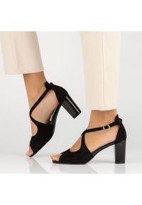 Czarne sandały damskie z zakrytą piętą na słupku Filippo Ds4632/23. Kolor: czarny. Materiał: zamsz. Obcas: na słupku
