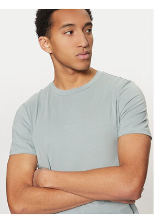 Guess T-Shirt M2YI72 I3Z14 Błękitny Slim Fit. Kolor: niebieski. Materiał: bawełna