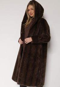 Born2be - Brązowy Płaszcz Futerko w Pionowy Wzór z Kapturem Cahroris. Typ kołnierza: kaptur. Kolor: brązowy. Materiał: futro. Styl: klasyczny, elegancki #6