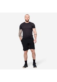 DOMYOS - Koszulka fitness męska Domyos slim krótki rękaw. Kolor: czarny. Materiał: wiskoza, poliester, materiał. Długość rękawa: krótki rękaw. Długość: krótkie. Sport: fitness