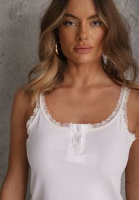 Renee - Biały Bawełniany Top z Koronką i Guzikami przy Dekolcie Berinde. Okazja: na co dzień. Kolor: biały. Materiał: bawełna, koronka. Wzór: koronka. Styl: casual, elegancki #2