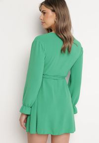 Born2be - Jasnozielona Sukienka Dyninca. Typ kołnierza: dekolt w kształcie V. Kolor: zielony. Materiał: materiał, tkanina. Wzór: gładki. Typ sukienki: kopertowe. Styl: elegancki. Długość: mini #5
